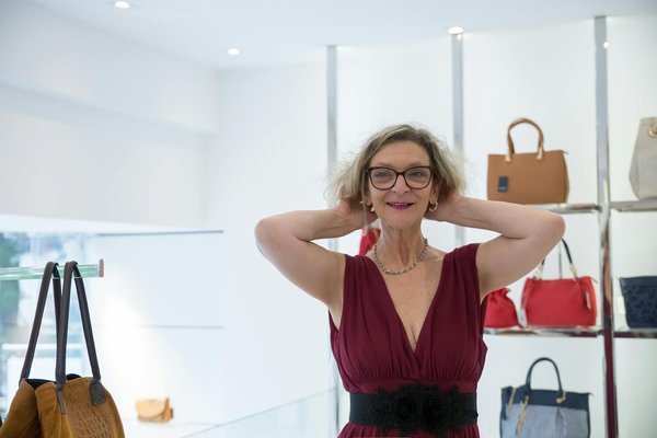 Wie kann man stilvolle Damenmode im Sale finden?